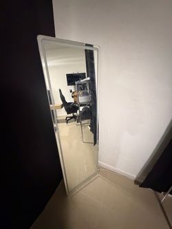 Full body mirror with light