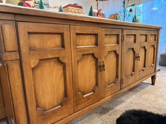 Sideboard/buffet
