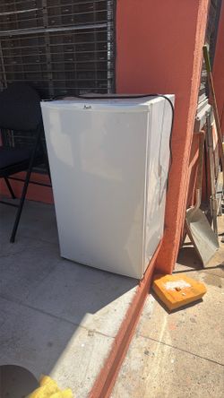 Avanti mini fridge $120