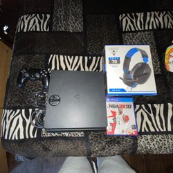 Ps4 With 2 Games and  Headset 