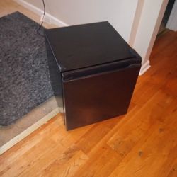 Mini Fridge With Mini Freezer 