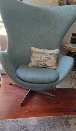 "Arne Jacobsen Egg Chair style/reproduction"