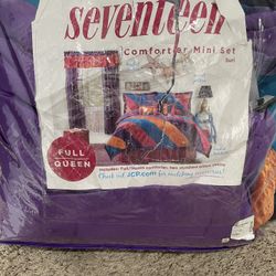 Full Queen Comforter With Curtains And Accent Pillow Cases