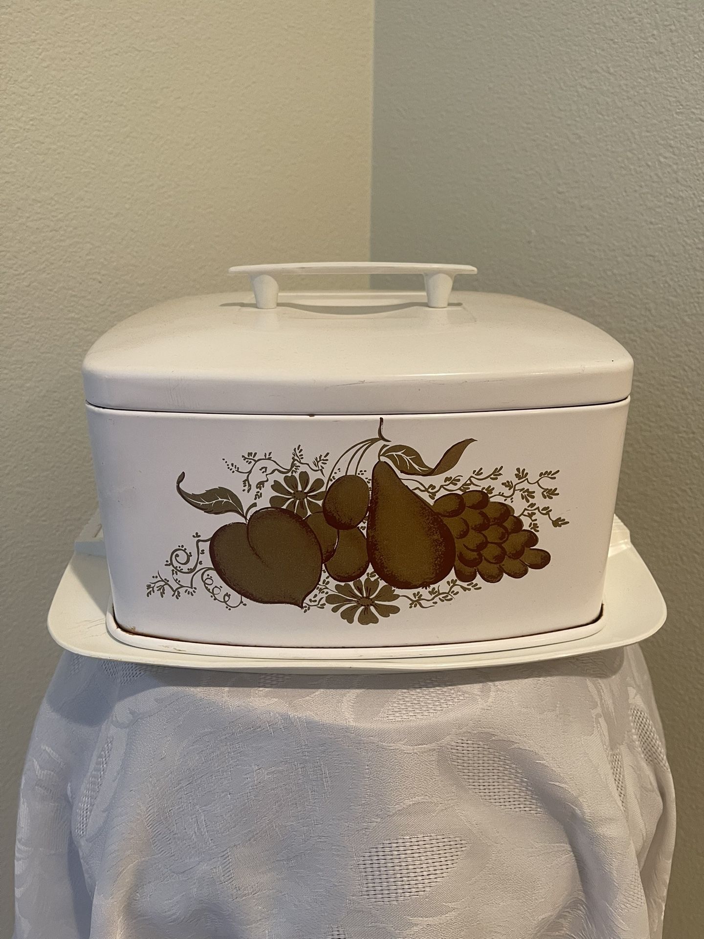 Vintage Cake Carrier