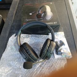 GAMING HEADSET NEW IN THE BOX  WIRELESS 