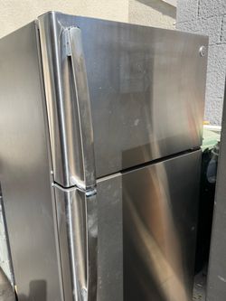 GE Stainless Steel Top-Freezer Refrigerator