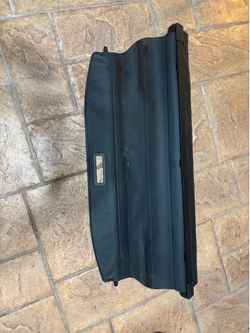 Retractable cargo cover