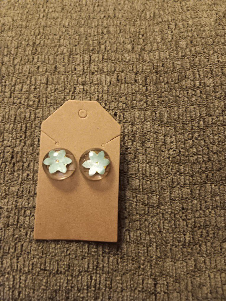 Flower Stud Earrings (Light Green)