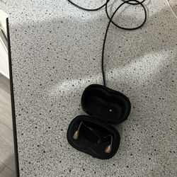 Starkey Hearing Aids With Charger And Wax Filters.