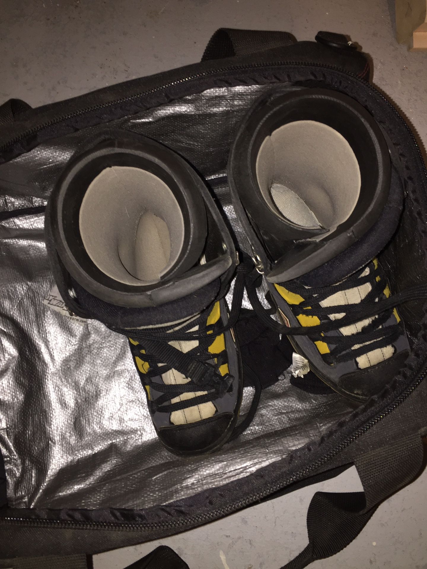 Ground snowboard shoes and boeri snowboarding/ ski helmet