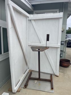 Table with back wall free