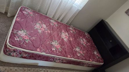 Twin headboard and 2 mattresses