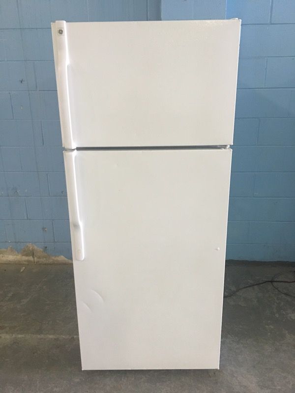 Gorgeous 28" Wide 18 Cubic Foot Refrigerator