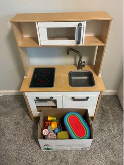 IKEA kitchen with food/kitchen items