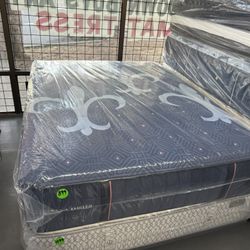 QUEEN SIZE STEARNS & FOSTER LUX ESTATE (EXTRA-FIRM) MATTRESS & BOX SPRING BED SET