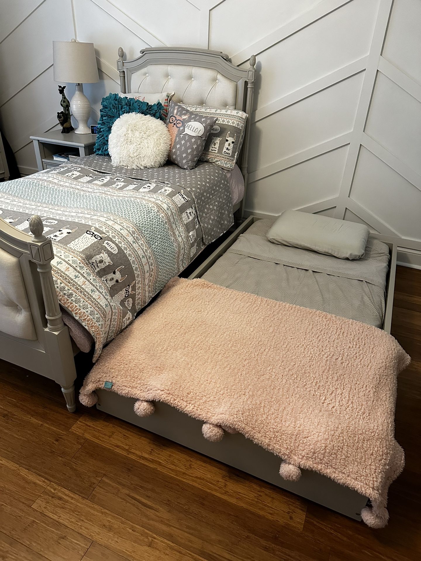 Teen Bedroom Set (Pottery Barn)