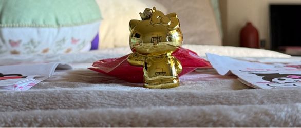GOLDEN Hello kitty!!