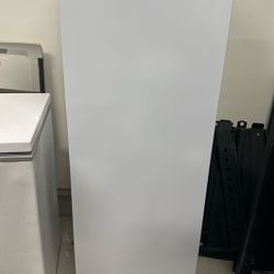Up Right Freezer With Adjustable Shelves 