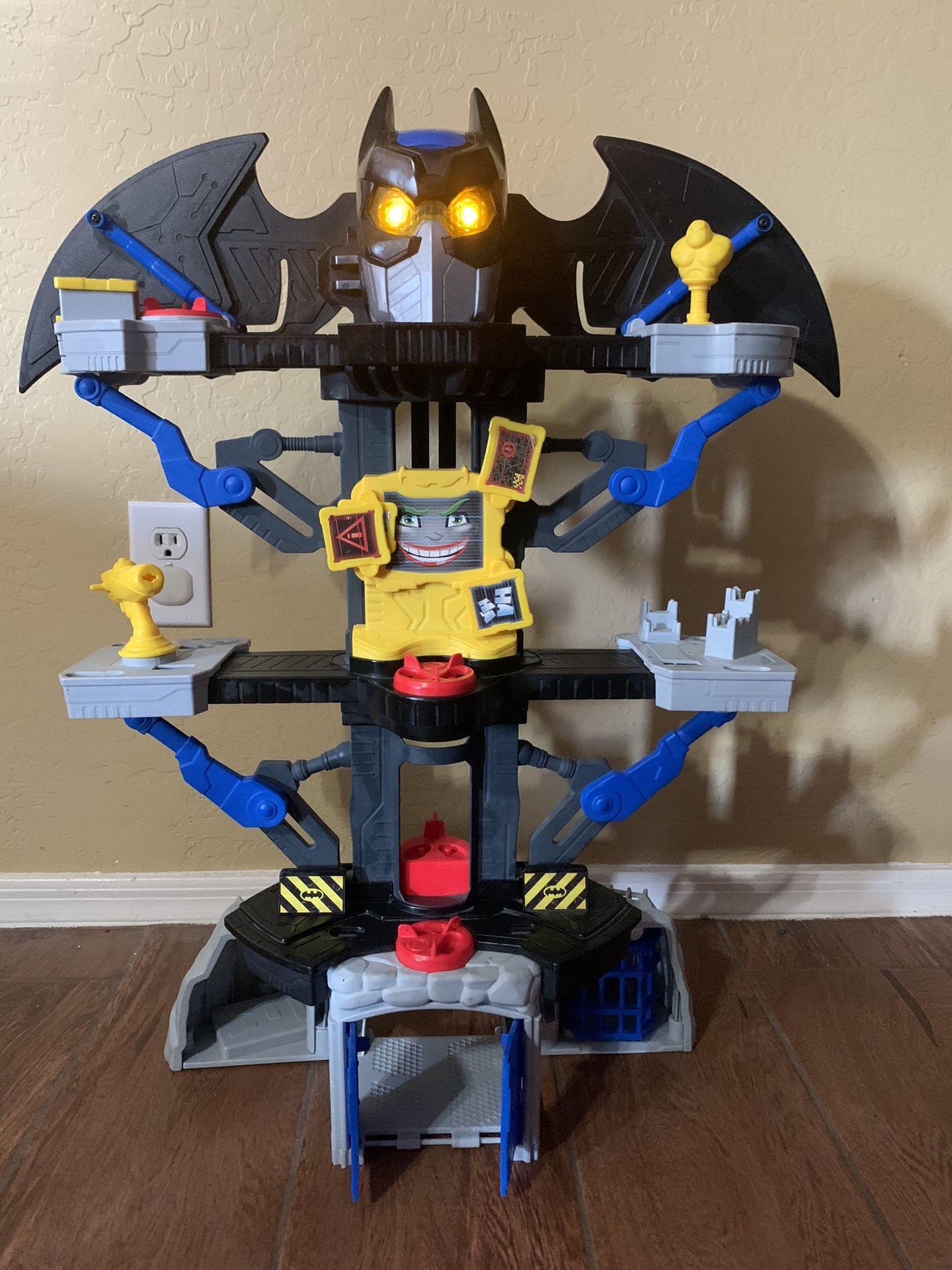 Imaginext DC Super Friends Transforming Batcave 