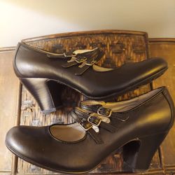 Brand New Size 8.Hush Puppies leather straps buckle closure pump. 