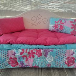 AMERICAN GIRL DOLL 2015 WHITE  WOOD DAYBED BED BEDDING WITH REVERSIBLE BEDSPREAD, PILLOWS & CUSHIONS SET