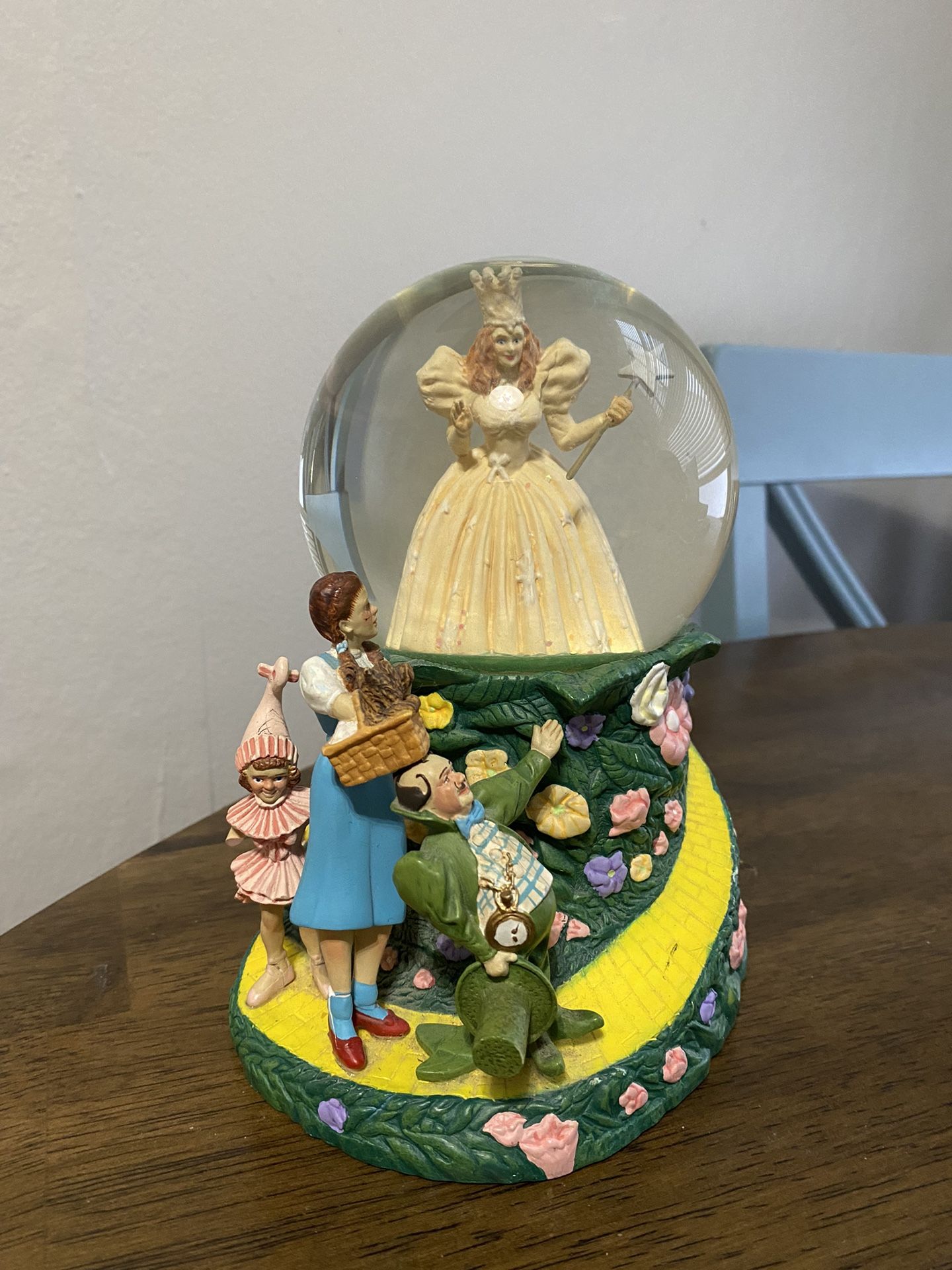 Wizard Of Oz 3D Warner Bros. Store Snow Globe Glinda Good Witch Dorothy Yellow Brick Road.