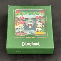 HAPPY HOLIDAYS 2005 mickey minnie mouse + stitch boxed Disney pin