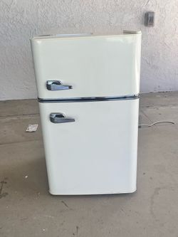 Insignia - 3.1 Cu. Ft. Retro Mini Fridge with Top Freezer - in Creamy vanilla