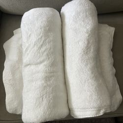 2 Large Casa Luna Towels (white)
