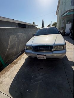 Ford 2004 crwon victoria