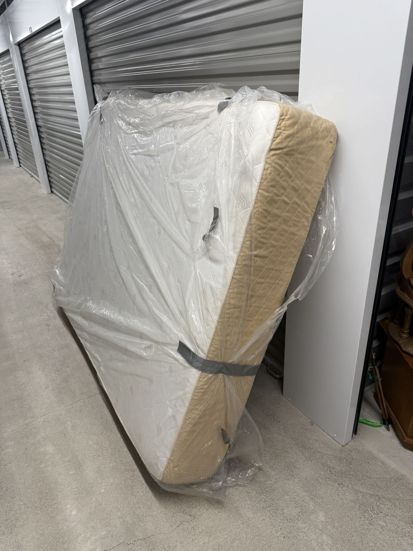Clean queen size mattress pick up in orting