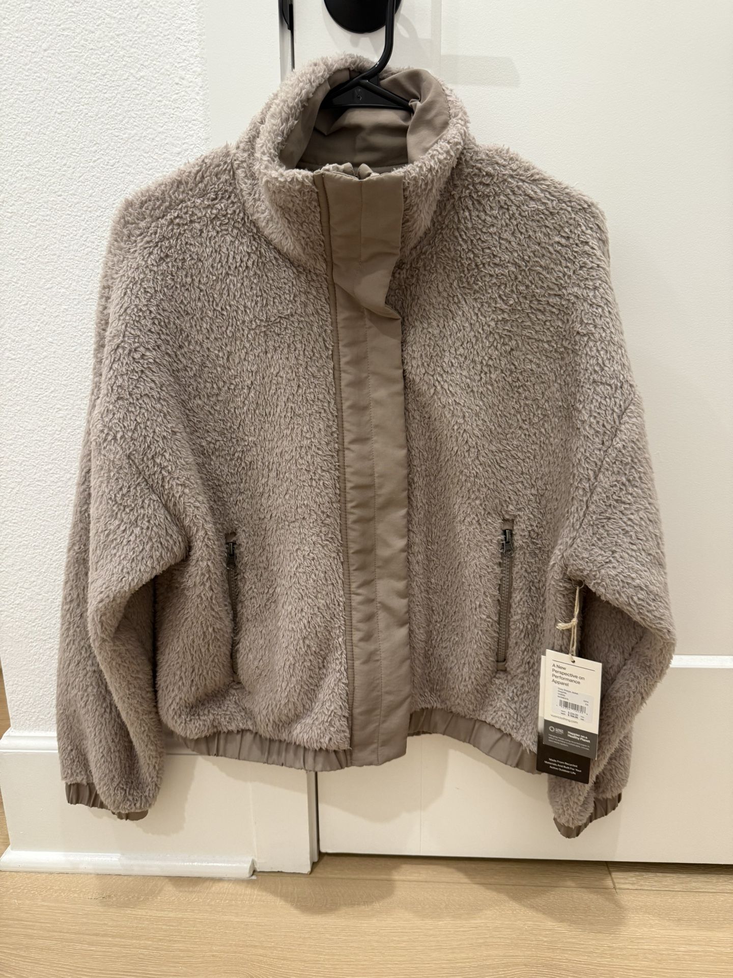 NEW NWT Vuori Women’s Sherpa Cozy Fleece Crop Jacket Coat Sz XS Graphite Color Beige Oatmeal  