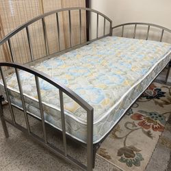Twin Daybed Bed & Clean Reversible Mattress 🚚 extra.