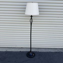 Metal Traditional Floor Lamp Very Good Condition 