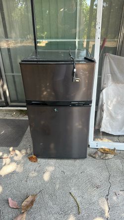 Midea mini fridge