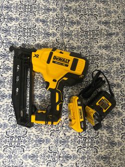 20V MAX XR 16-Gauge Electric Cordless Angled Finishing Nailer Kit