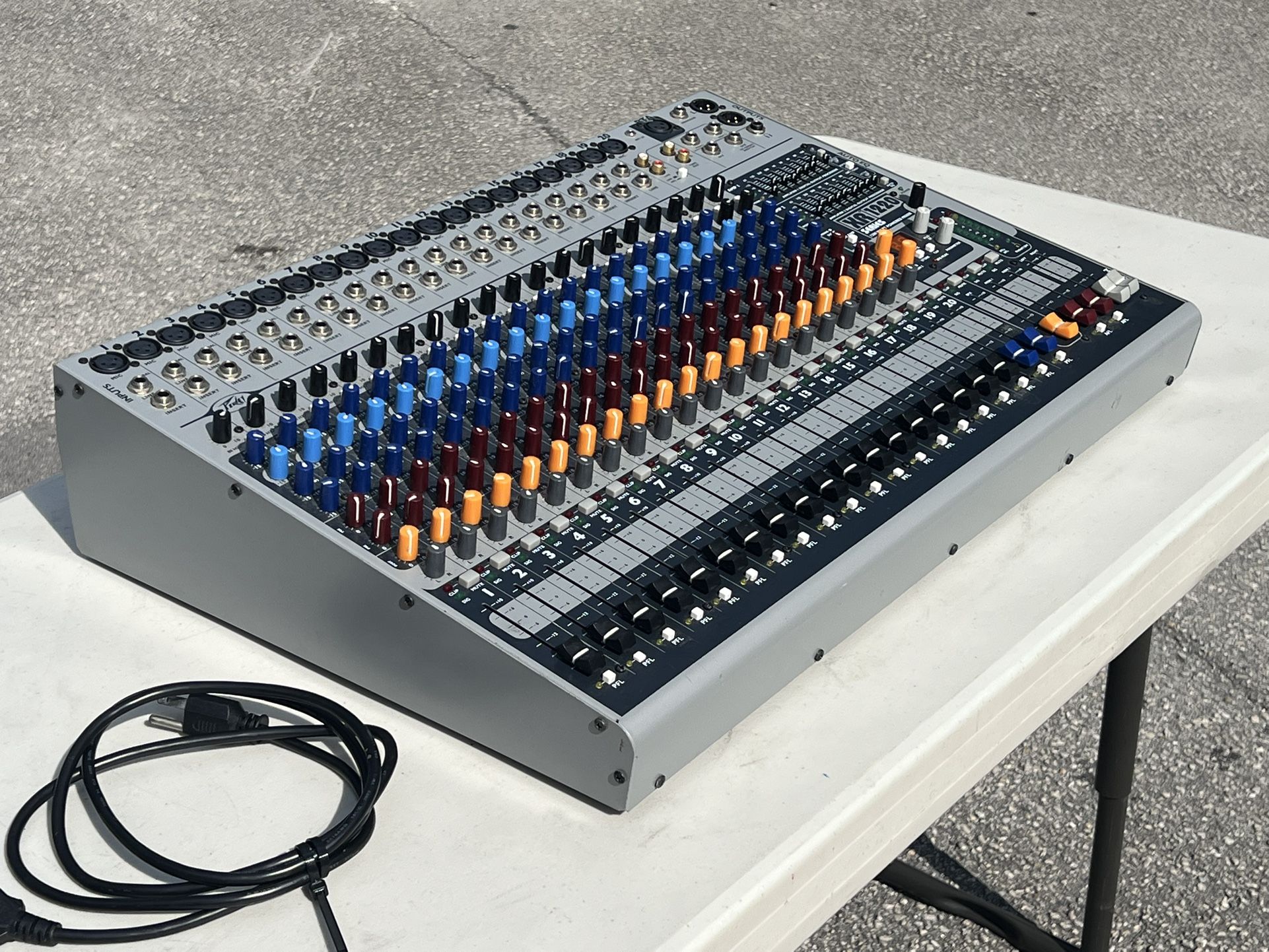 Peavy XR 1220 20-Channel 1200W Power Mixer . Music Mixer