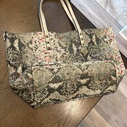 19” x 11.5” Carrying Bag. Great condition. Magnetic closing. Great style