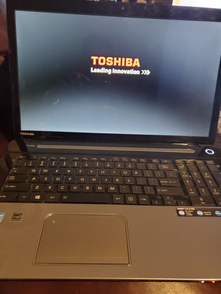 Laptop Toshiba i3,17 inch