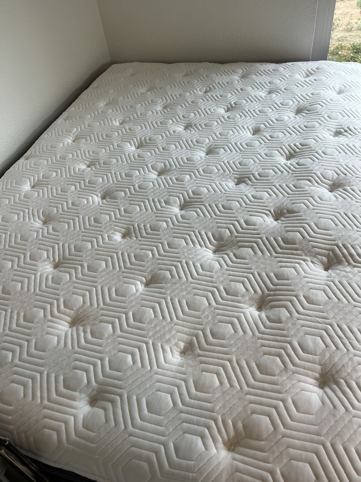 Sleepy’s hush Pillow top Plush Full Size Mattress Comes With Box