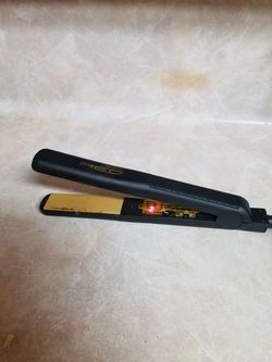 Red ceramic flat iron