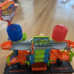 Hot Wheels Mega Tower Car Wash Playset – Used (Good Condition)