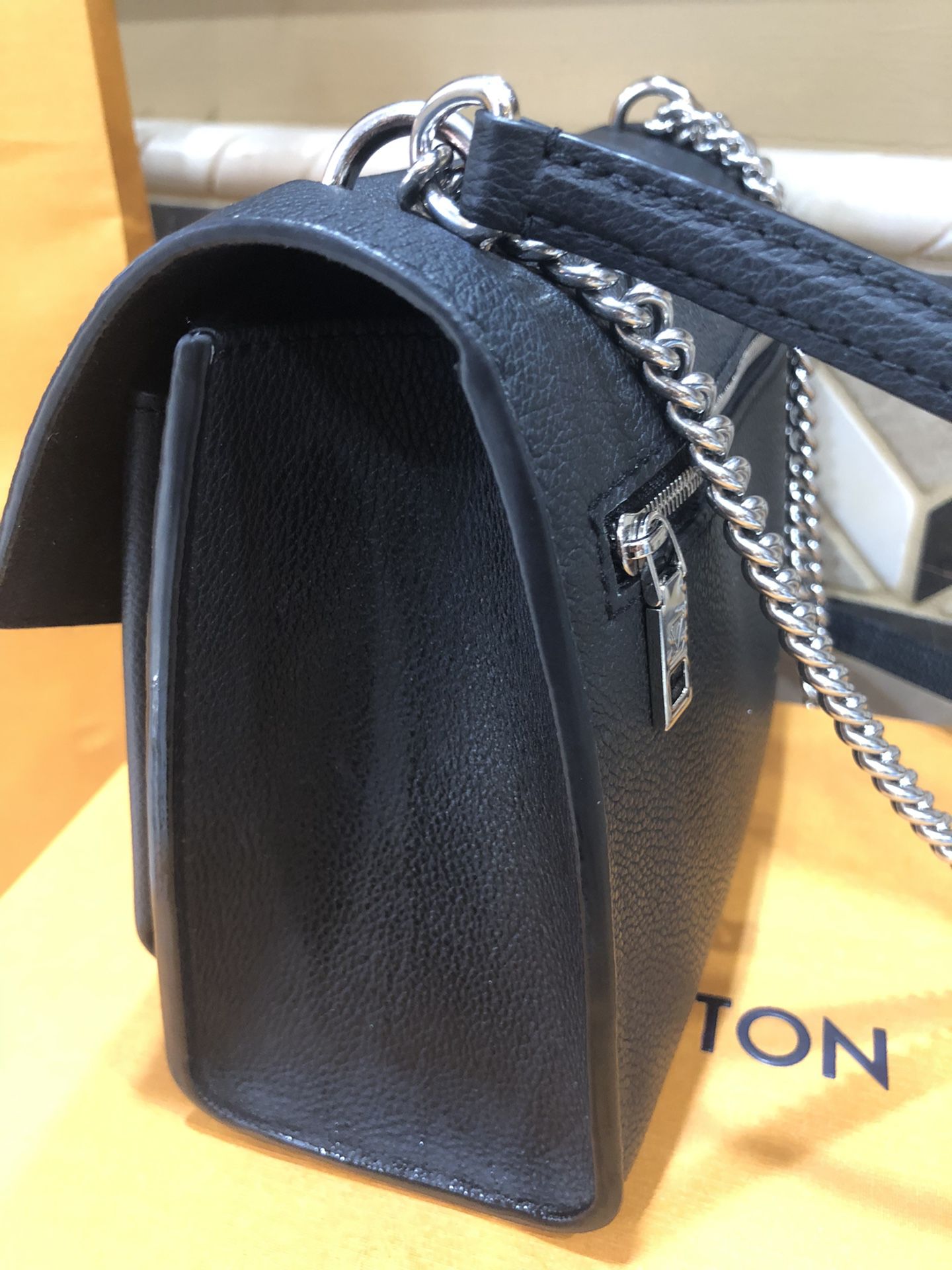 Louis Vuitton Lock Me Shop Noir for Sale in Yelm, WA - OfferUp