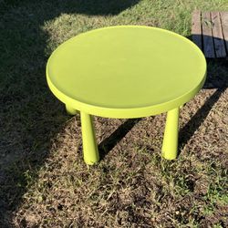 Kids table sturdy  thick plastic table  34 inches round and 19 inches high