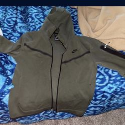 Nike Tech Size M