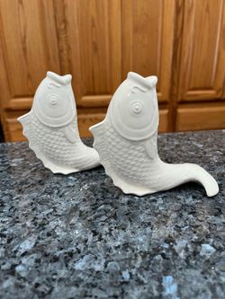 Vintage Ceramic Tall  White Koi Fish Pair of Salt and Pepper shakers.  Size approximately 4 inches tall. Preowned never used.  Brand MCM Quon - Quon. 