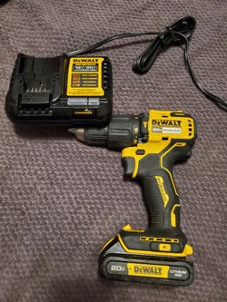 Dewalt dcd 798 Hammer Drill ½ inch. With battery and 4.0 ah fast charger. Ex condition, battery holds great charge. Non negotiable price.