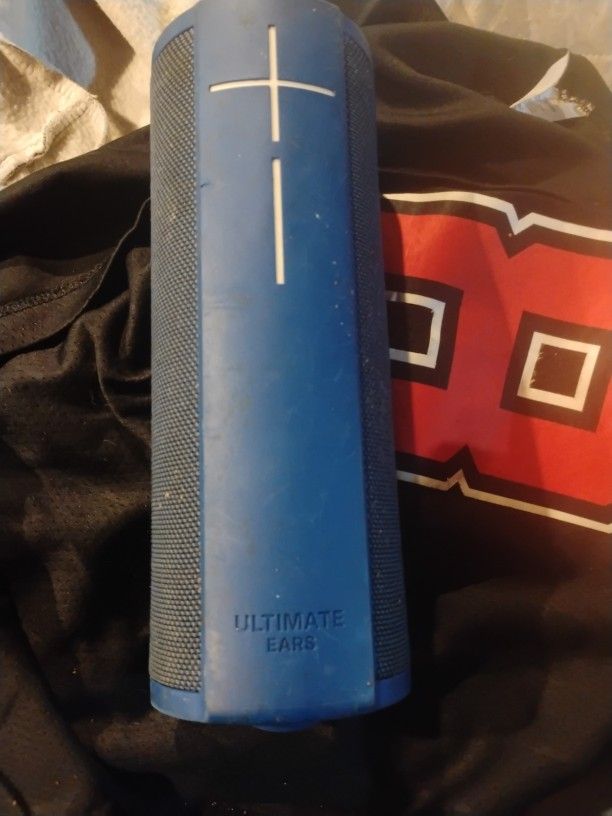 Ultimate Ears Bluetooth Speaker (Blue) Excellent Condition Barely Used! Works Perfect!