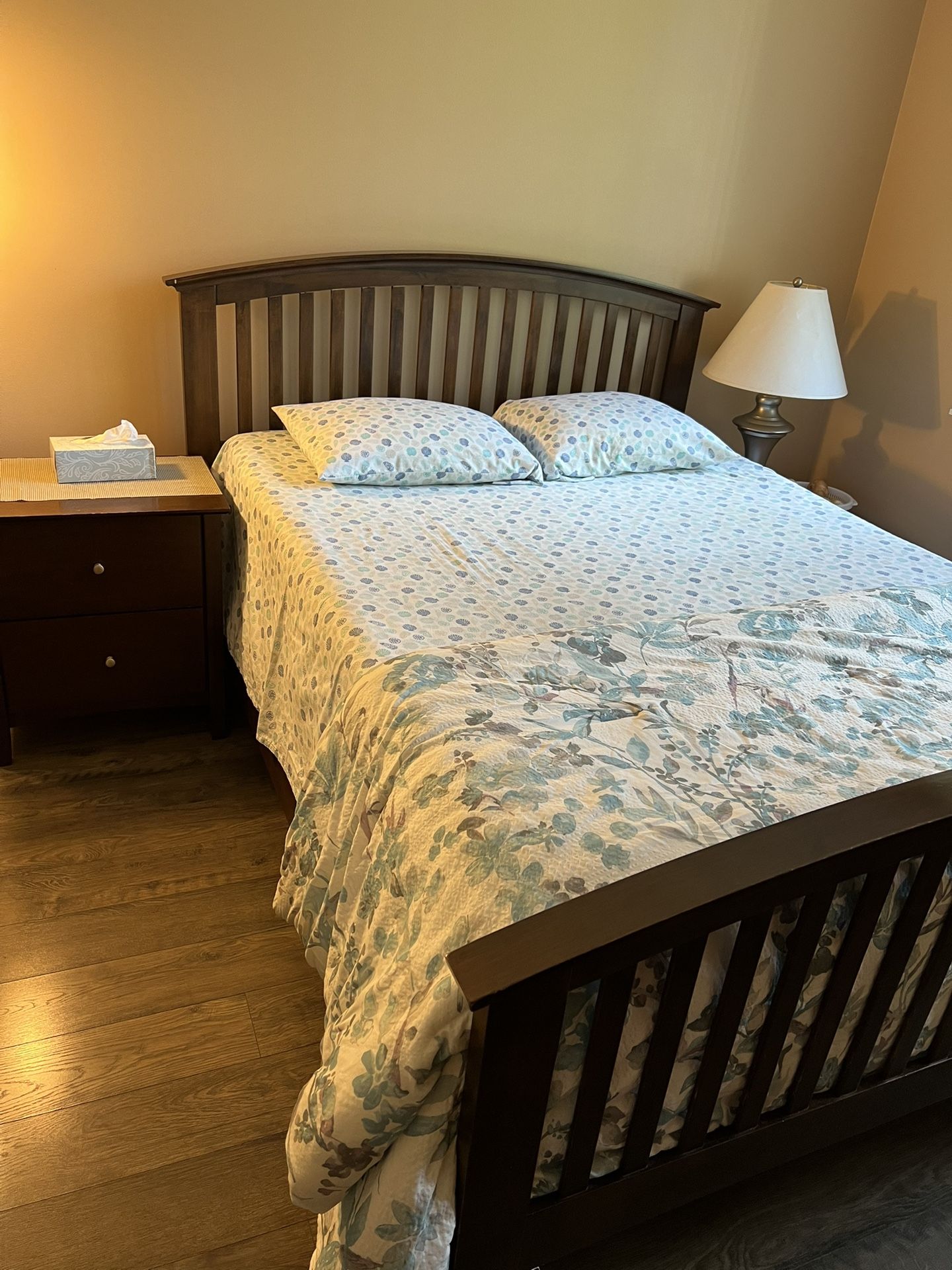 Wood Bedroom Furniture Set In Good Condition