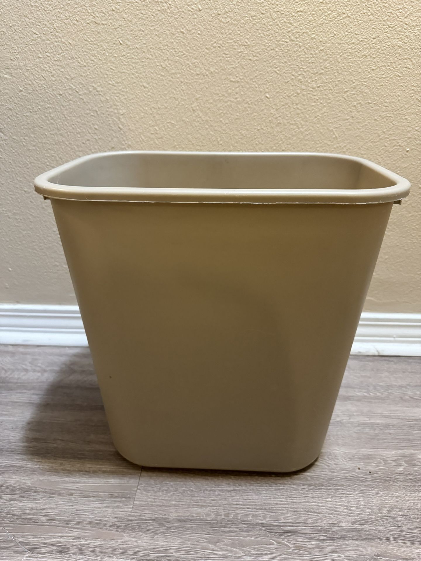 Rubbermaid Plastic Trash Can With No Lid 7 10x14.5x15”